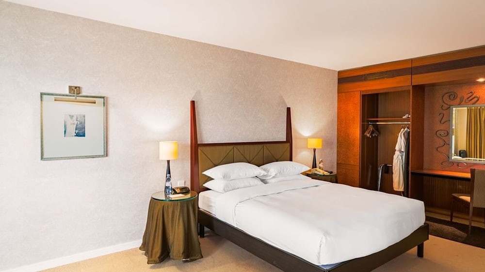 Executive Suite - Photo 4