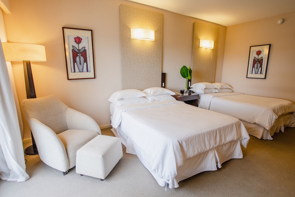 Room, 2 Queen Beds, City View photo 2