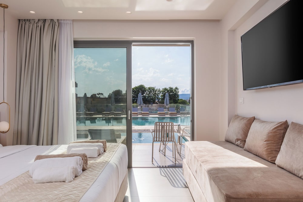 Superior Room with Private Pool - Photo 11