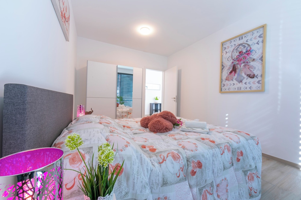 Family Apartment, Multiple Bedrooms (Charming Home)
