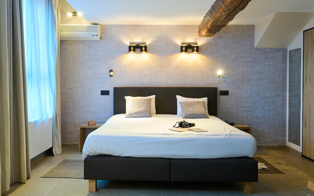 Small Luxe with Spa Bath