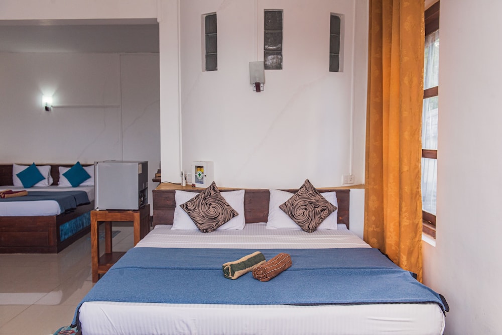 Family Quadruple Room, 1 King Bed, Non Smoking, Mountain View photo 2