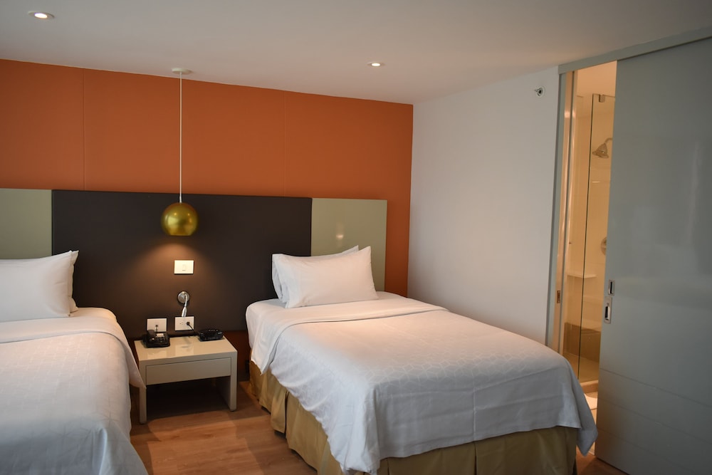 Suite, 2 Twin Beds - Photo 9