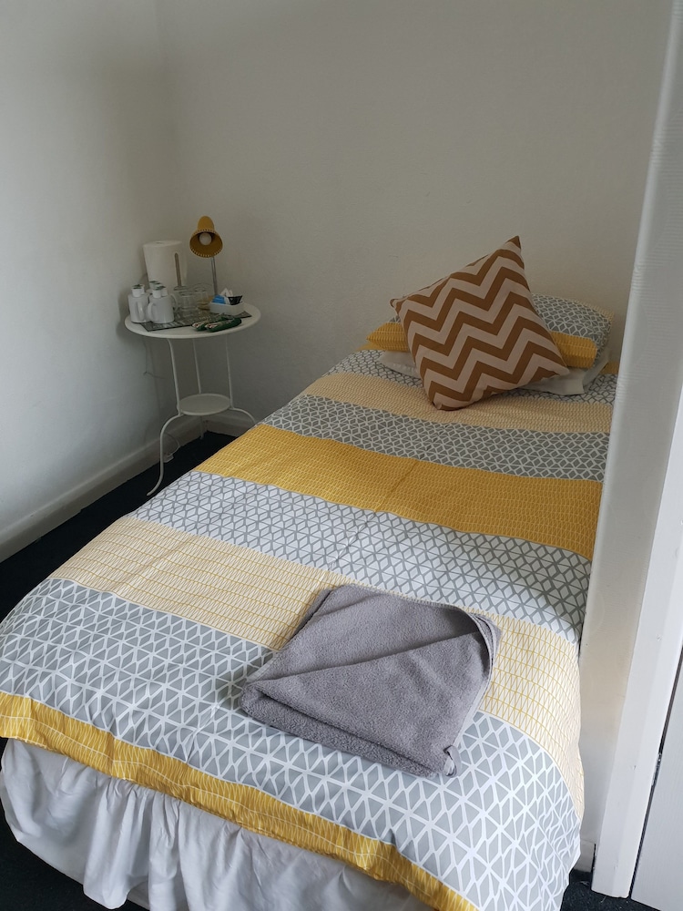 Basic Single Room, Shared Bathroom photo 2