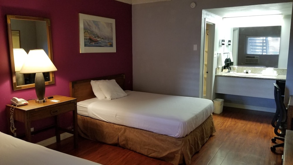 Basic Double Room Single Use, 2 Double Beds, Smoking photo 2