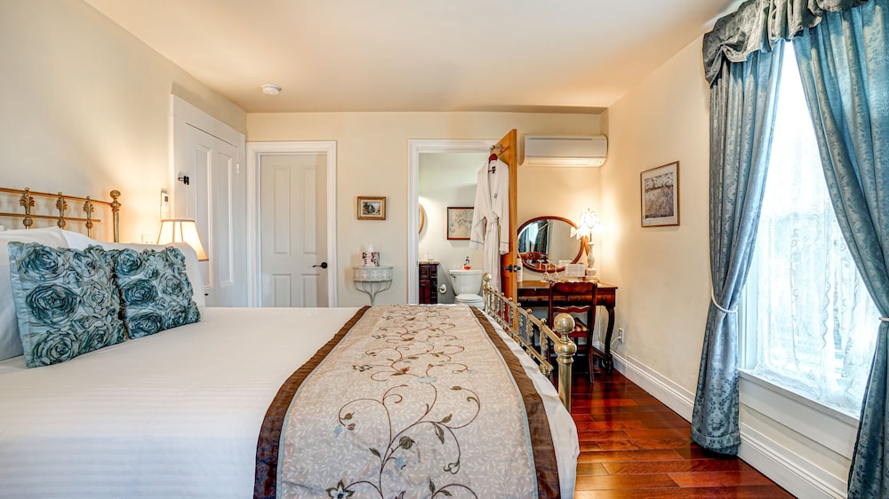 Canary Palms Room
