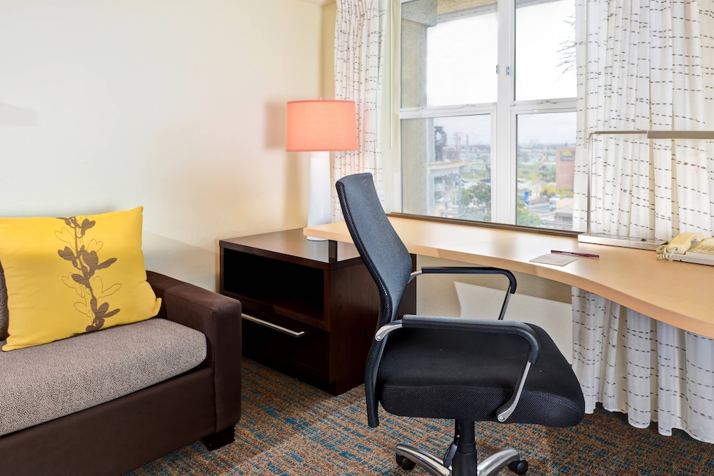 Suite, 1 Bedroom (Mobility/Hearing Accessible, Tub) - Photo 2