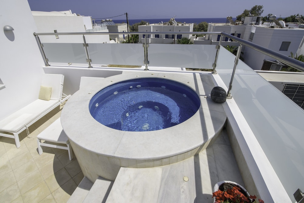 Royal Suite, Jetted Tub (private) - Photo 12
