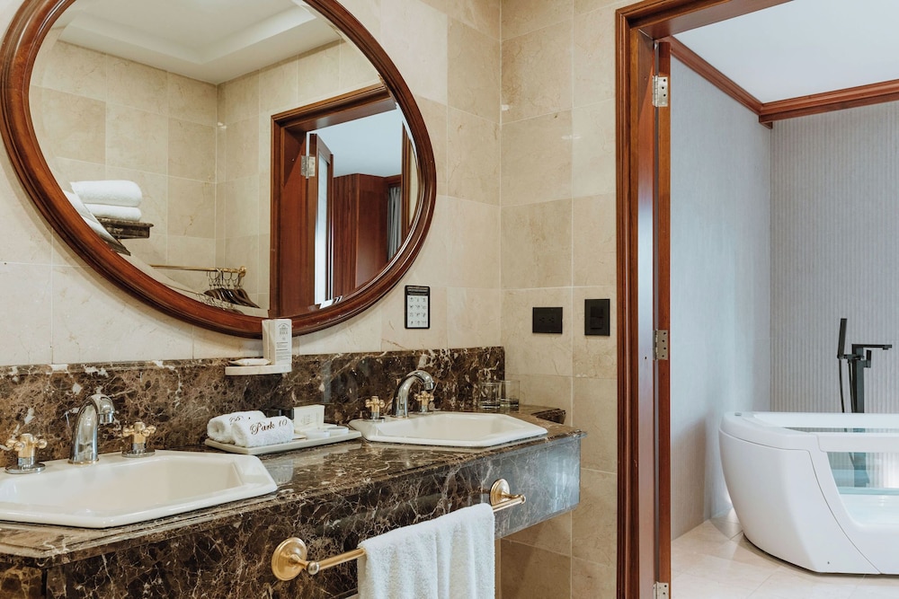 Executive Suite - Photo 23