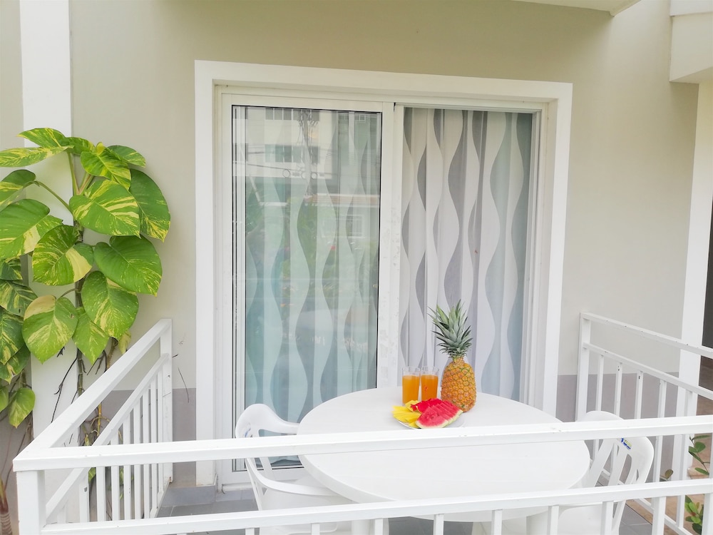 Deluxe Studio Suite, 2 Double Beds, Pool View photo 2