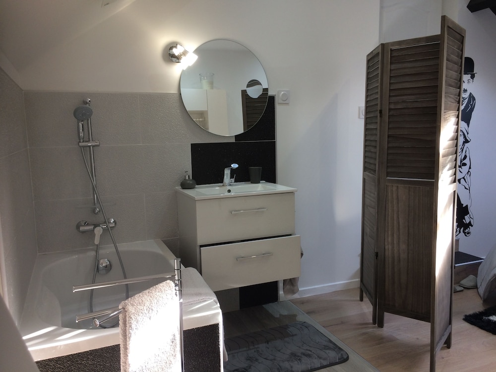Standard Double Room, 1 Queen Bed with Sofa bed, Mezzanine (Cinéma) photo 3