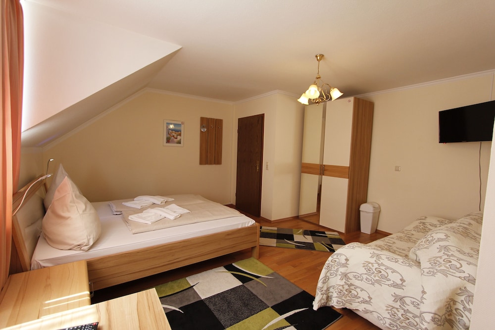 Triple Room, 3 Twin Beds photo 2