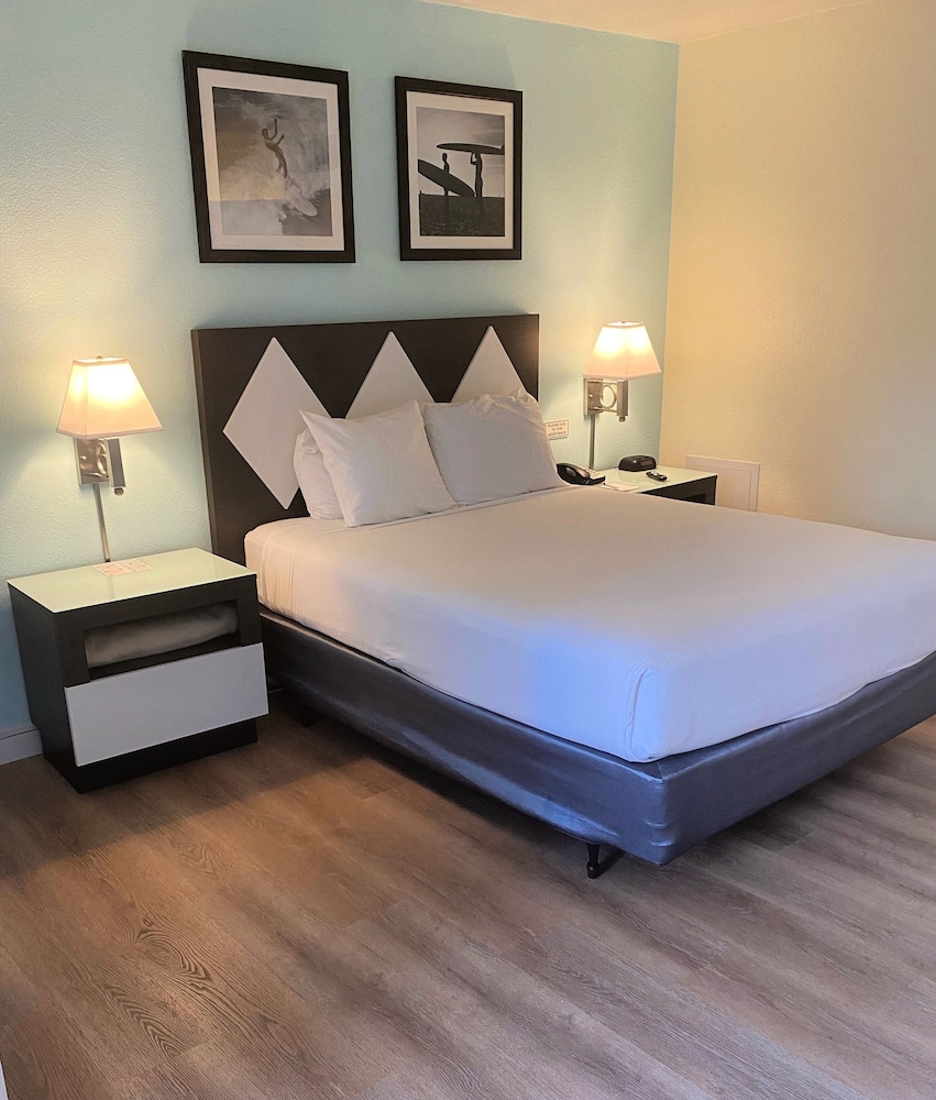 Standard Room, 1 Queen Bed, Accessible - Photo 5