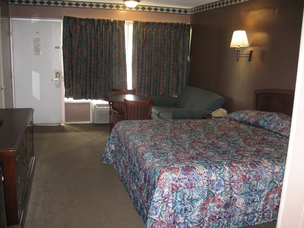 Room, 1 King Bed, Refrigerator & Microwave photo 3
