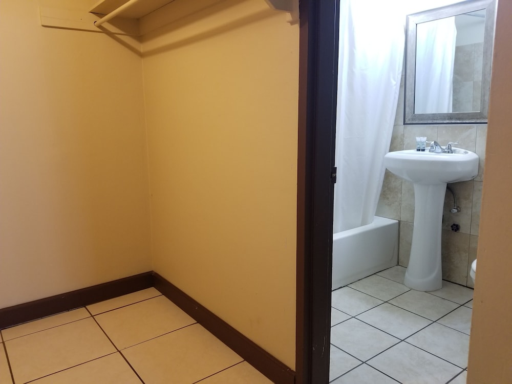 Economy Single Room, 1 Double Bed, Non Smoking photo 3