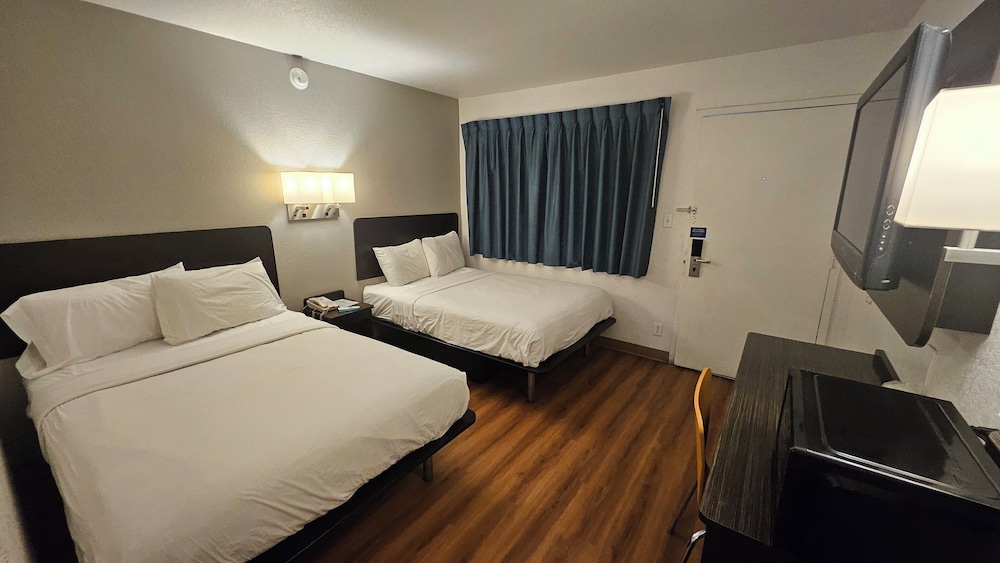 Standard Room, 2 Double Beds, Non Smoking photo 3