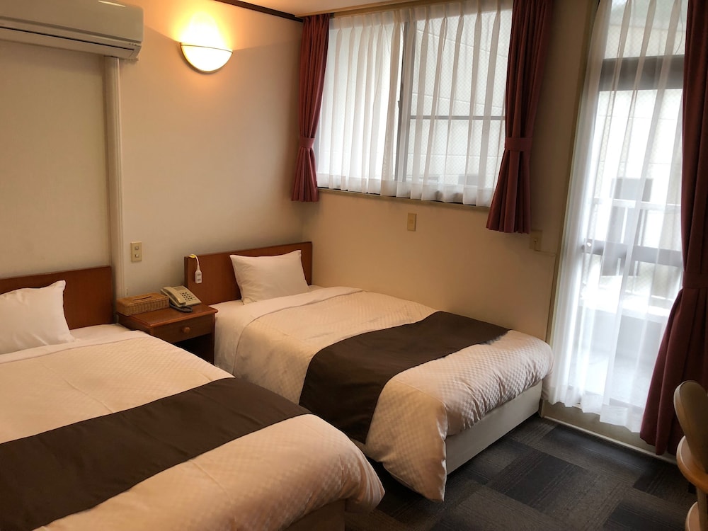 Twin Room, Smoking