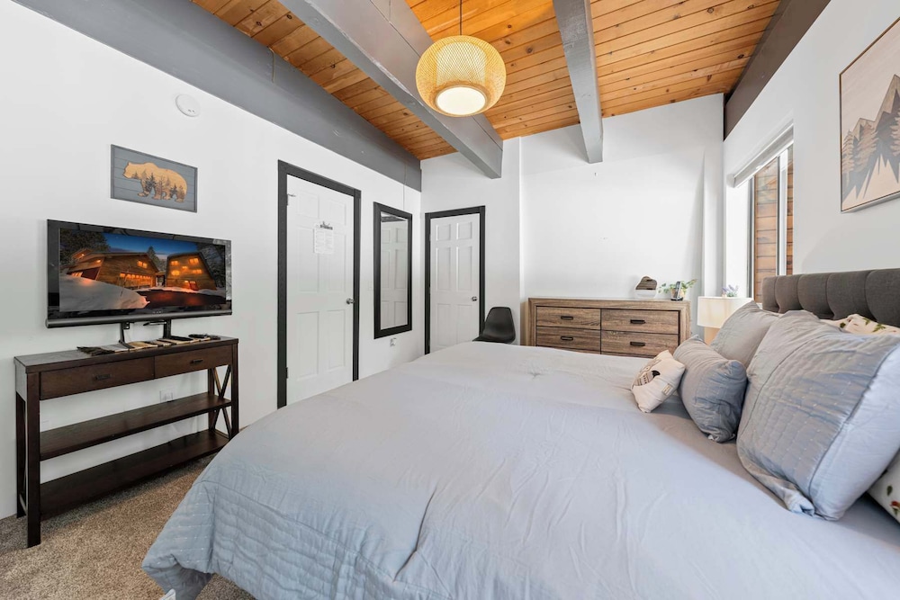 House, Multiple Beds, Hot Tub, Mountain View (Tahoe City Retreat) photo 2