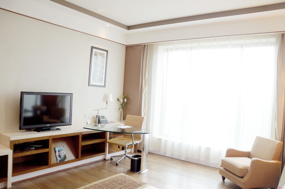 Luxury Suite, 1 King Bed, Club Lounge Access