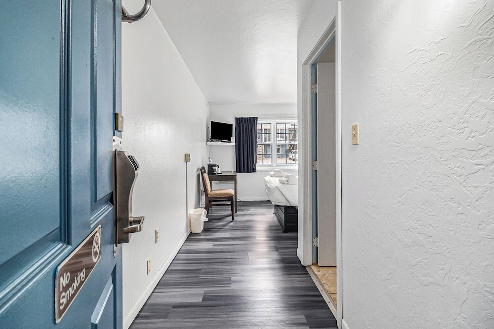 Economy Room, 1 Queen Bed, Accessible, Ground Floor
