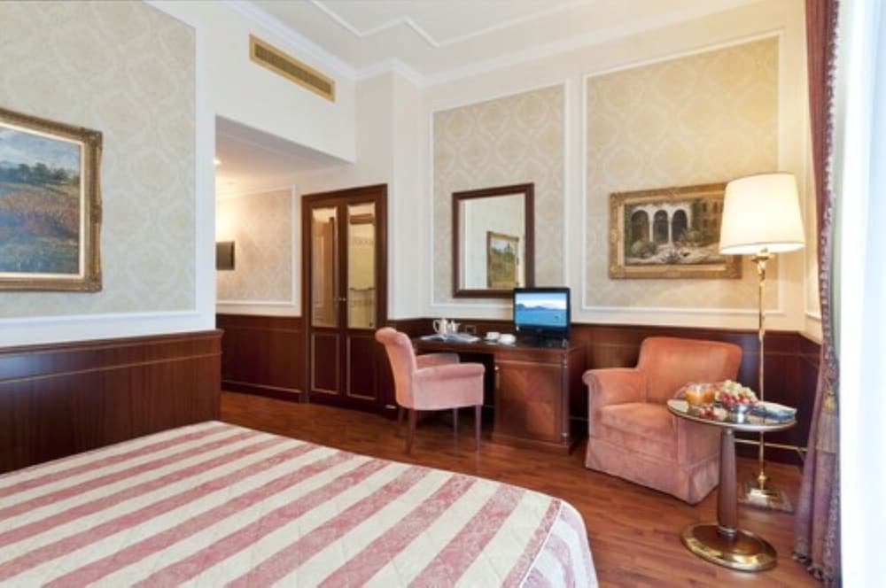 Suite,lake view - Photo 2
