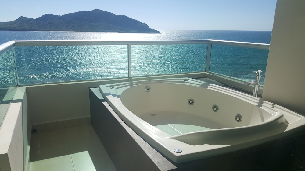 Deluxe Suite, Hot Tub, Sea View
