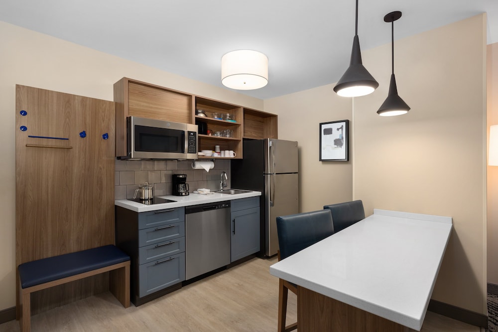 Suite, 1 Bedroom, Kitchen (Living and Dining Areas) photo 3