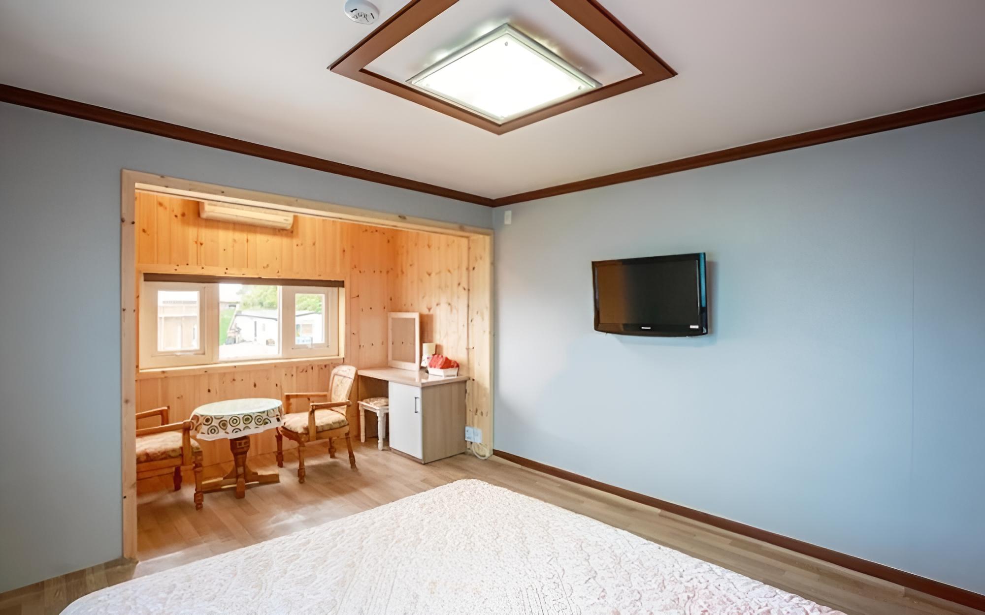 Room (303#) - Photo 2