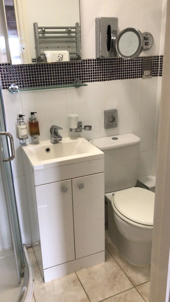 Suite, Ensuite photo 3