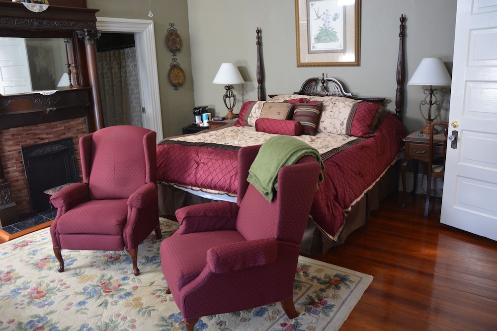 Suite, 1 King Bed, Accessible (Page Suite)