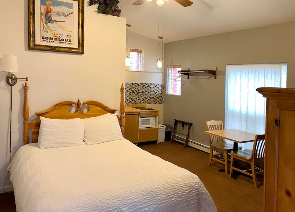 Superior Double Room, 1 Queen Bed, Kitchenette, Mountain View