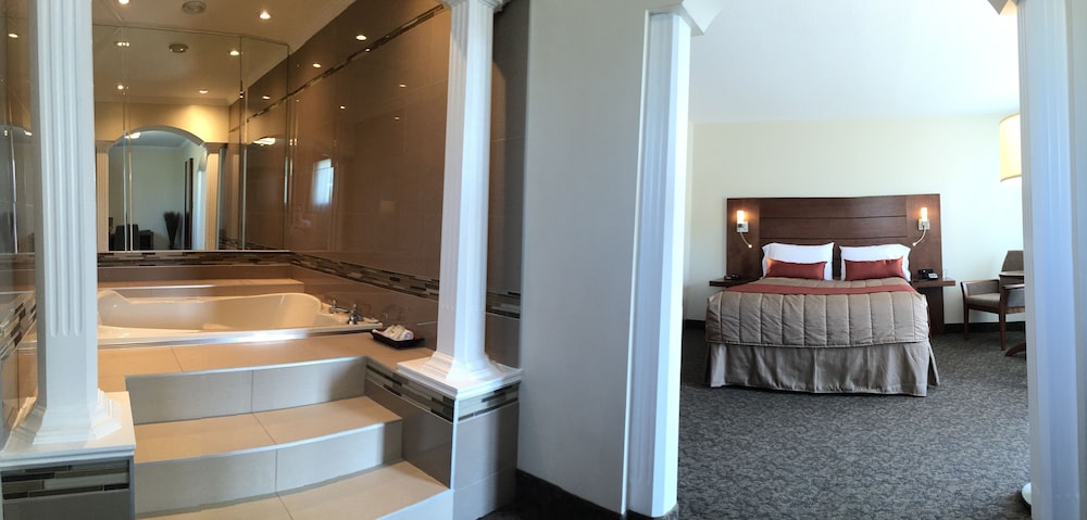 Superior Suite, 1 Queen Bed, Jetted Tub photo 1