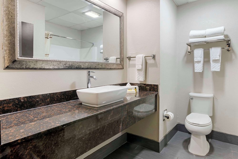 Suite, 2 Queen Beds, Non Smoking, Refrigerator & Microwave - Photo 4