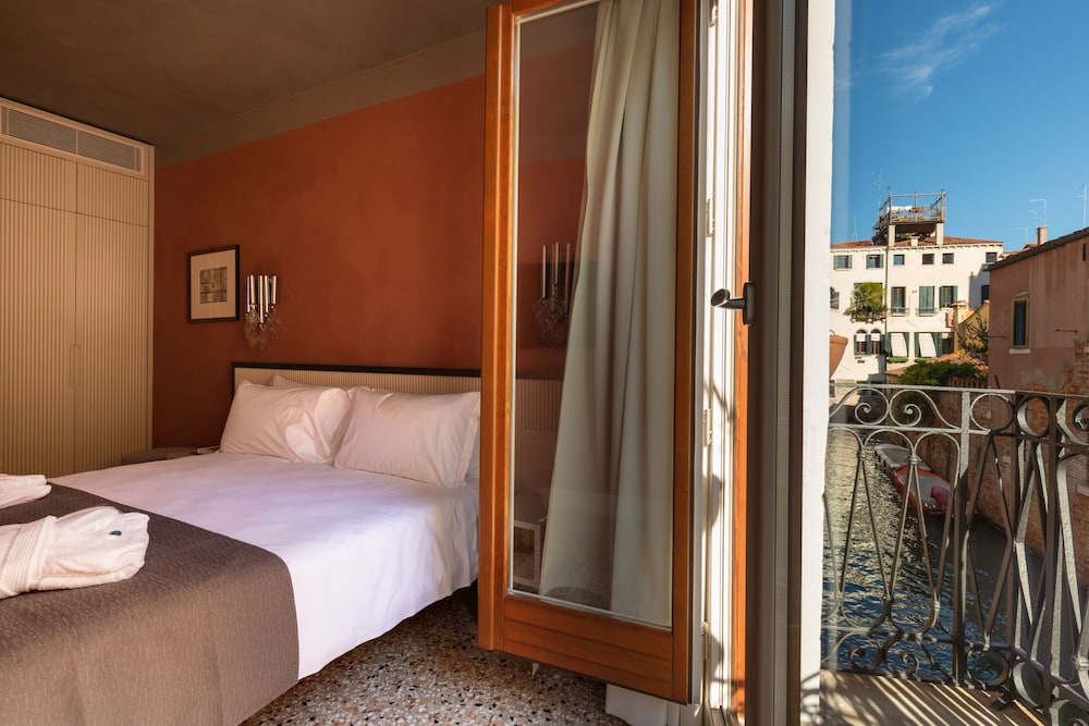 Classic Double Room, Balcony, Canal View photo 2
