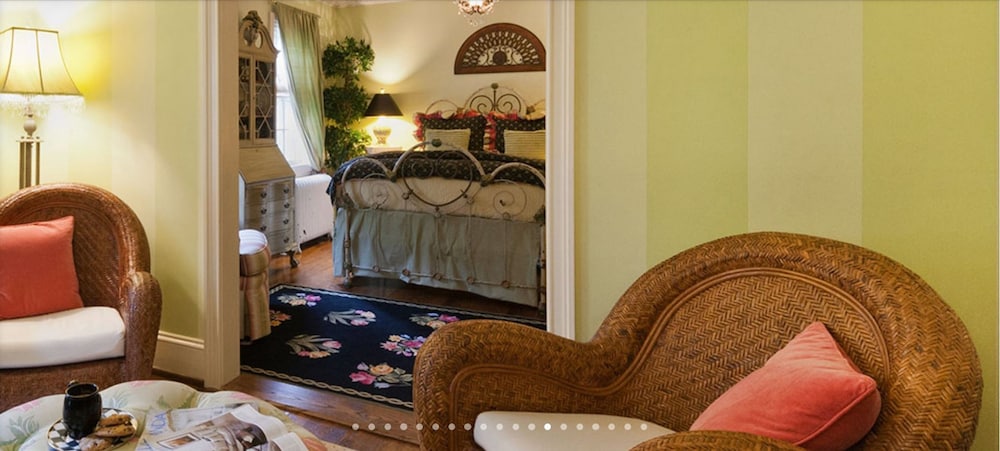 Suite, 1 Queen Bed, Private Bathroom (Garden View Suite)