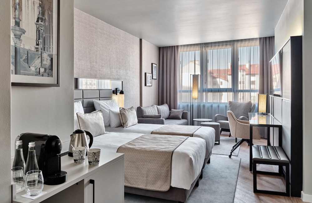 Executive Room thumbnail 5