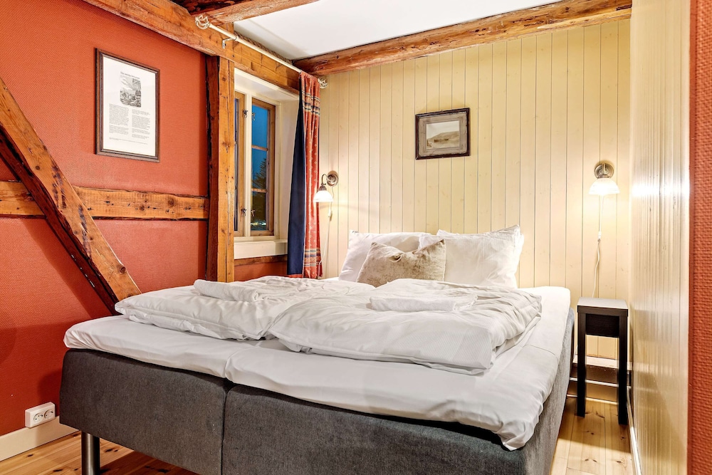 Standard Room, 1 King Bed, Non Smoking, Sea View - Photo 2