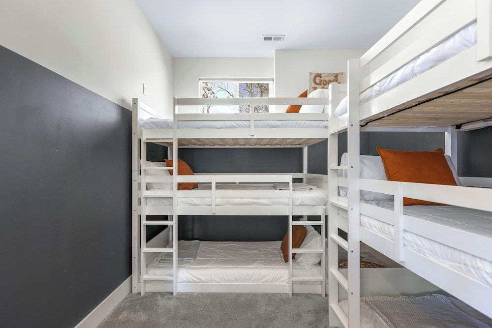 House, Multiple Beds, Kitchen (Big Bear Bungalow)