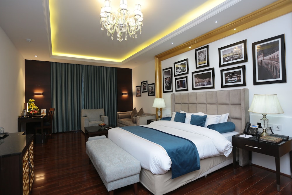 Club Room, 1 King Bed, City View photo 3