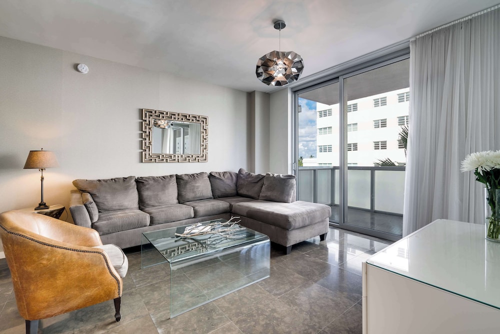 One Bedroom Suite with Balcony - Photo 6