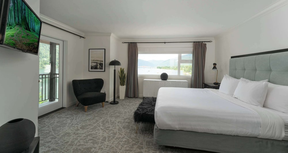 Suite, 1 King Bed, Non Smoking, Balcony (Separate Living Room;with Sofabed) photo 1