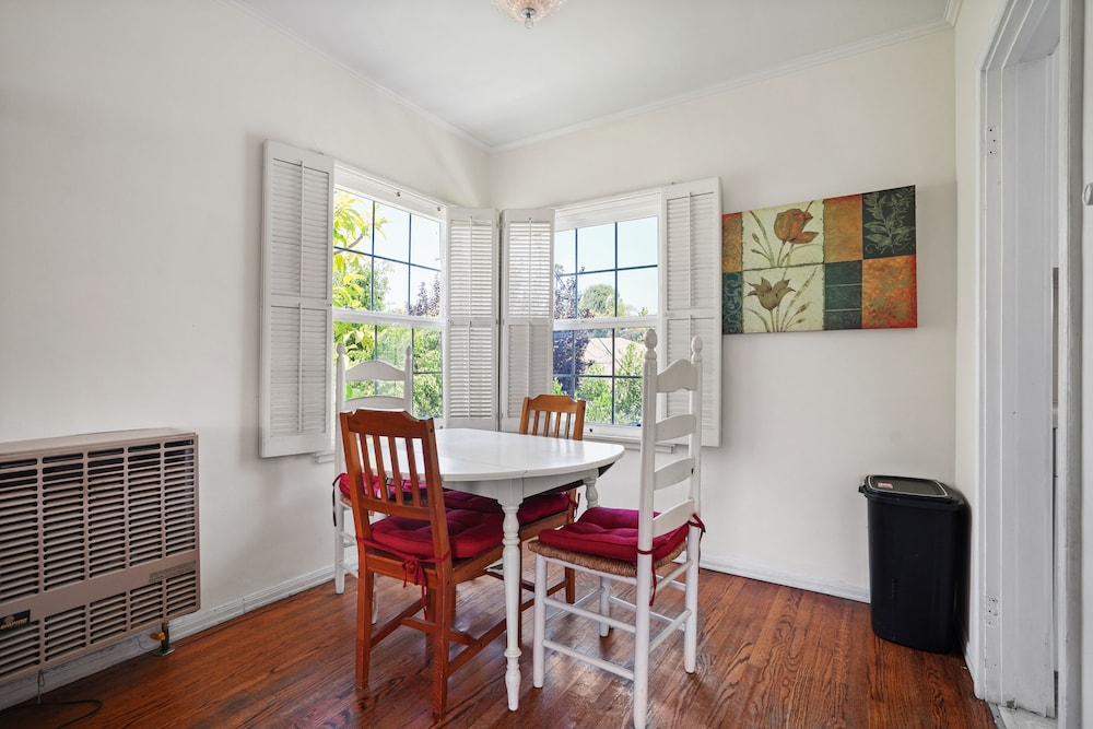 Classic Apartment, 1 Queen Bed, Kitchen photo 2