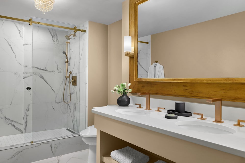 Suite, 2 Double Beds - Photo 6