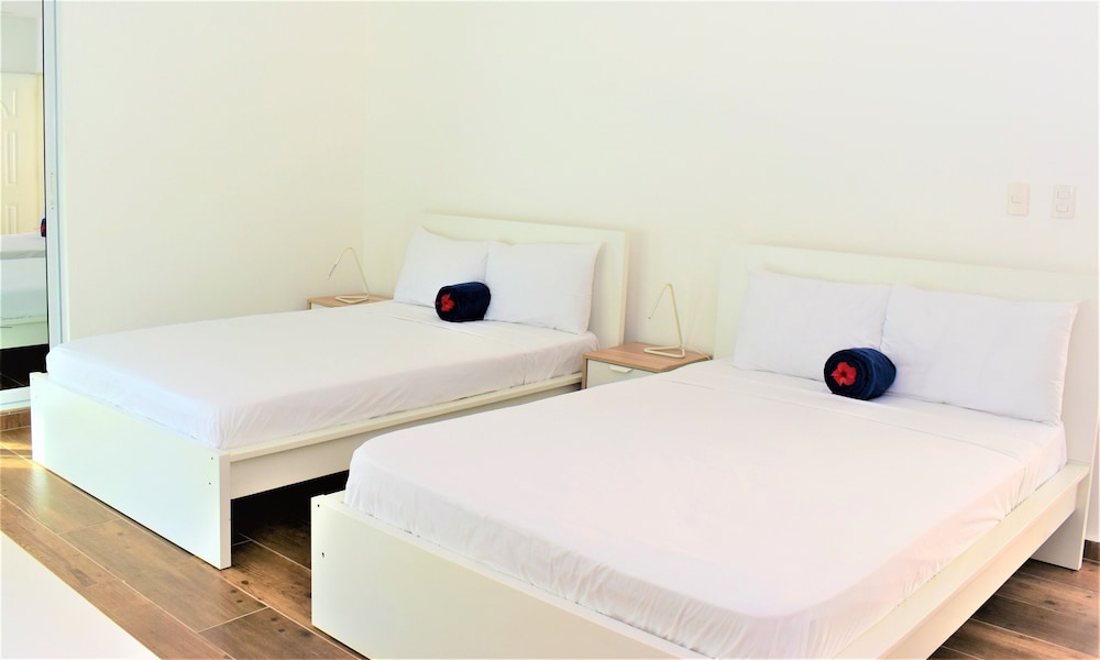 Superior Twin Room, 2 Queen Beds, Pool View photo 2