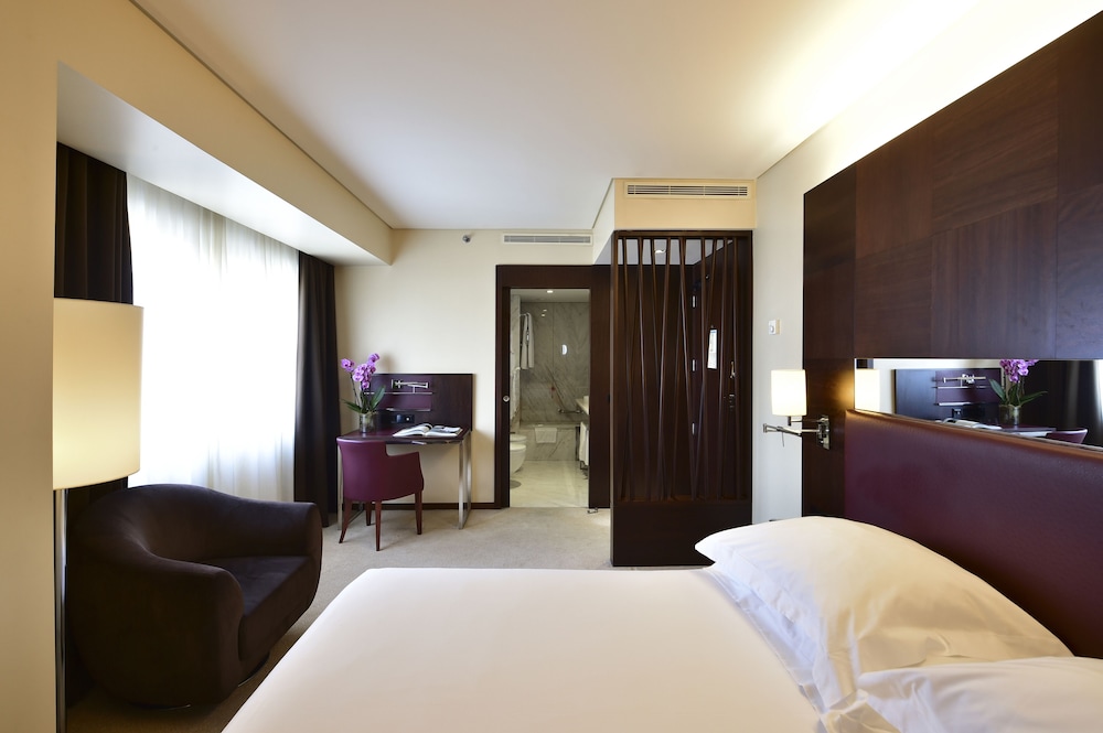 Superior Twin Room thumbnail 6