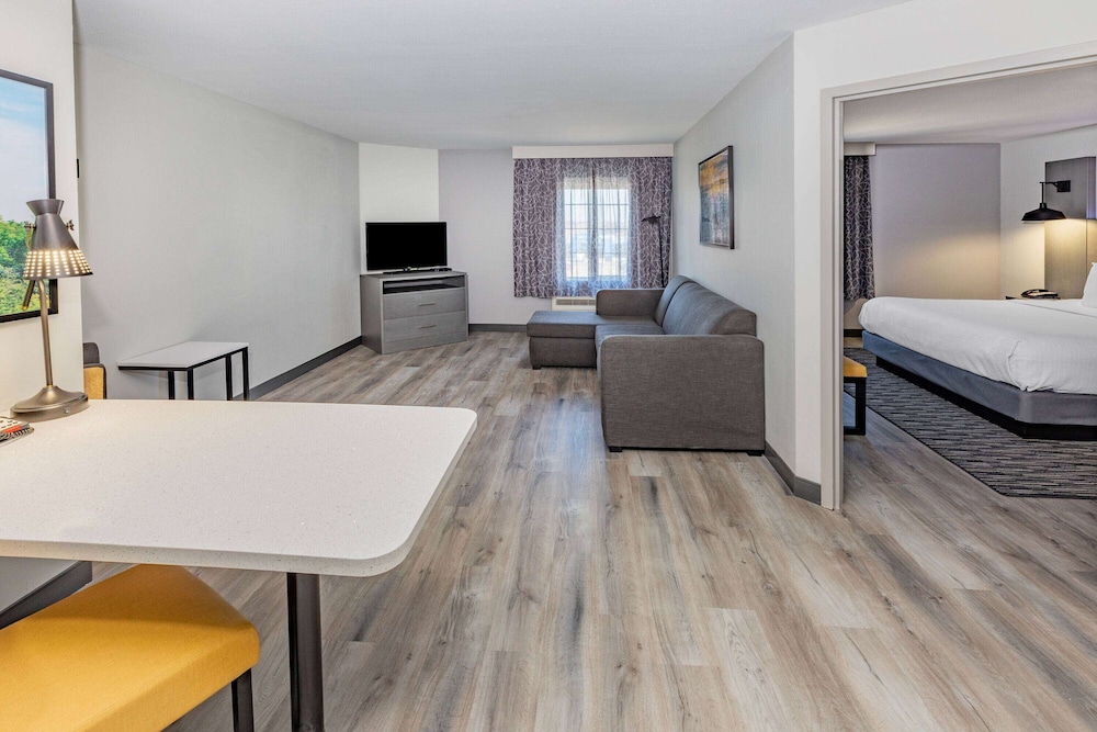 Suite, 1 King Bed, Non Smoking - Photo 1