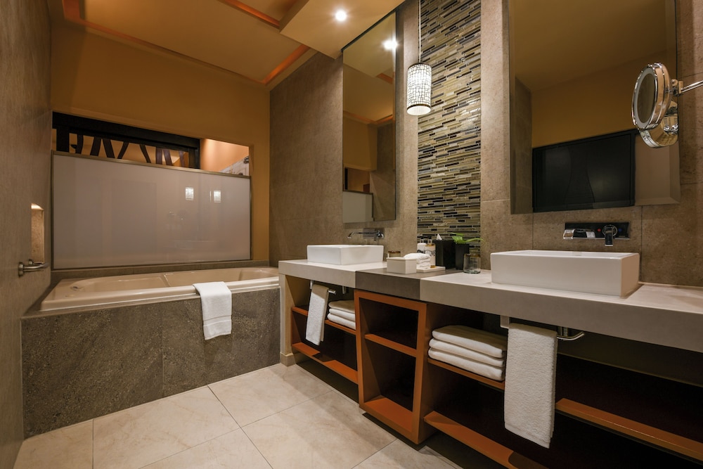OCEANFRONT SWIM UP SUITE photo 2