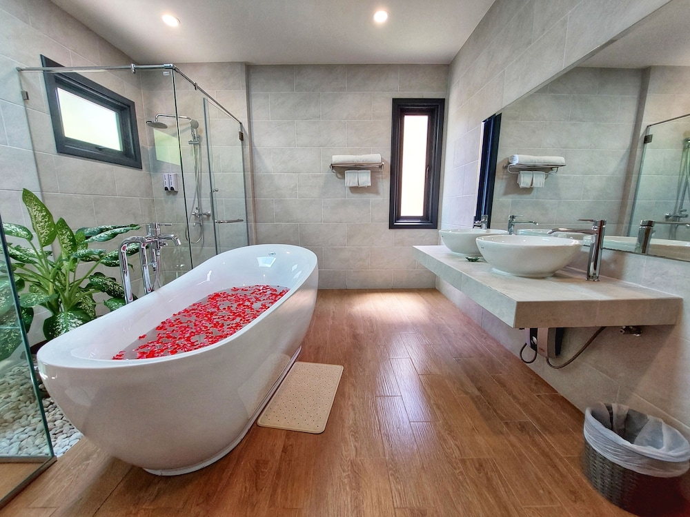 Villa, Beachfront - Photo 4