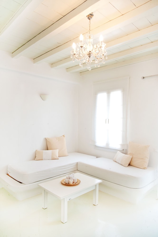 Deluxe Suite, Partial Sea View - Photo 2