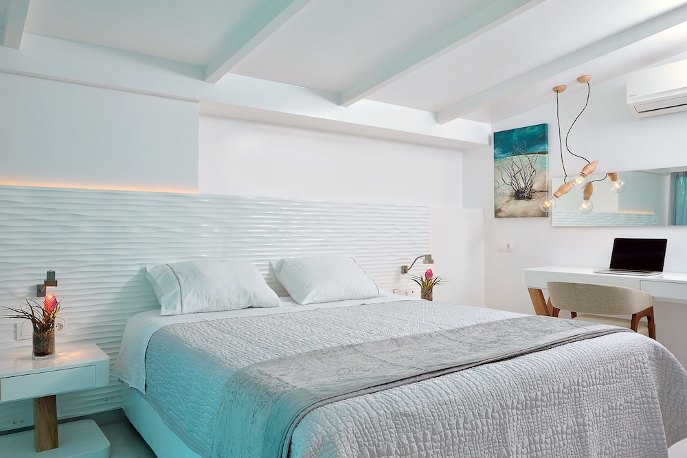 Design Suite, 1 King Bed, Non Smoking (Superior) photo 3